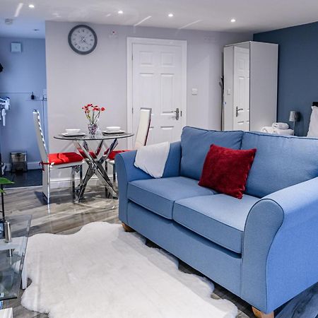 Luxury One Bedroom Guesthouse M6, Junction 10 Walsall Willenhall Exteriör bild